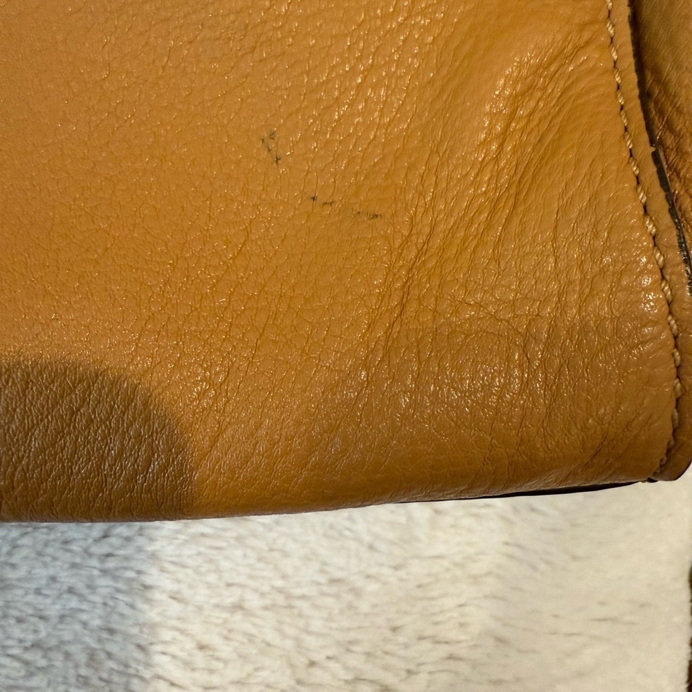 Michael Kors Hamilton Leather Satchel – Classic Elegance Meets Everyday Function - Picture 9 of 10